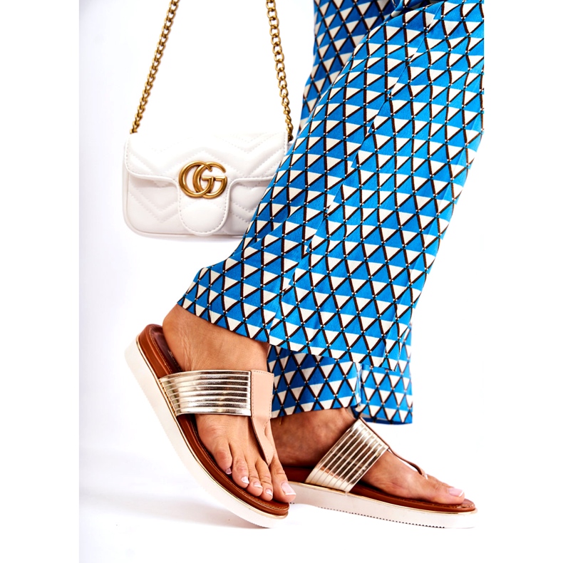 Les tongs pour femmes sur la plate-forme beige-or 3