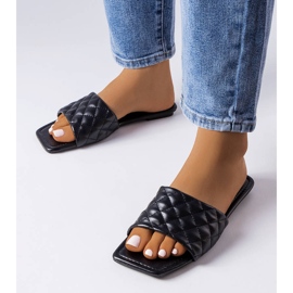 Tongs élégantes noires avec matelassage de Labrie le noir 1