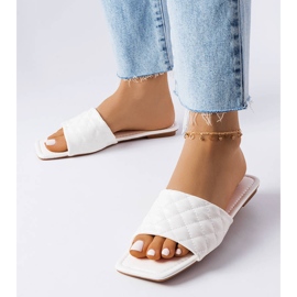 Tongs élégantes blanches avec matelassage de Labrie 1