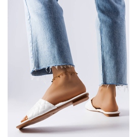 Tongs élégantes blanches avec matelassage de Labrie 2