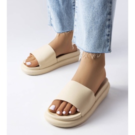 Chaussons beiges sur le quai 1