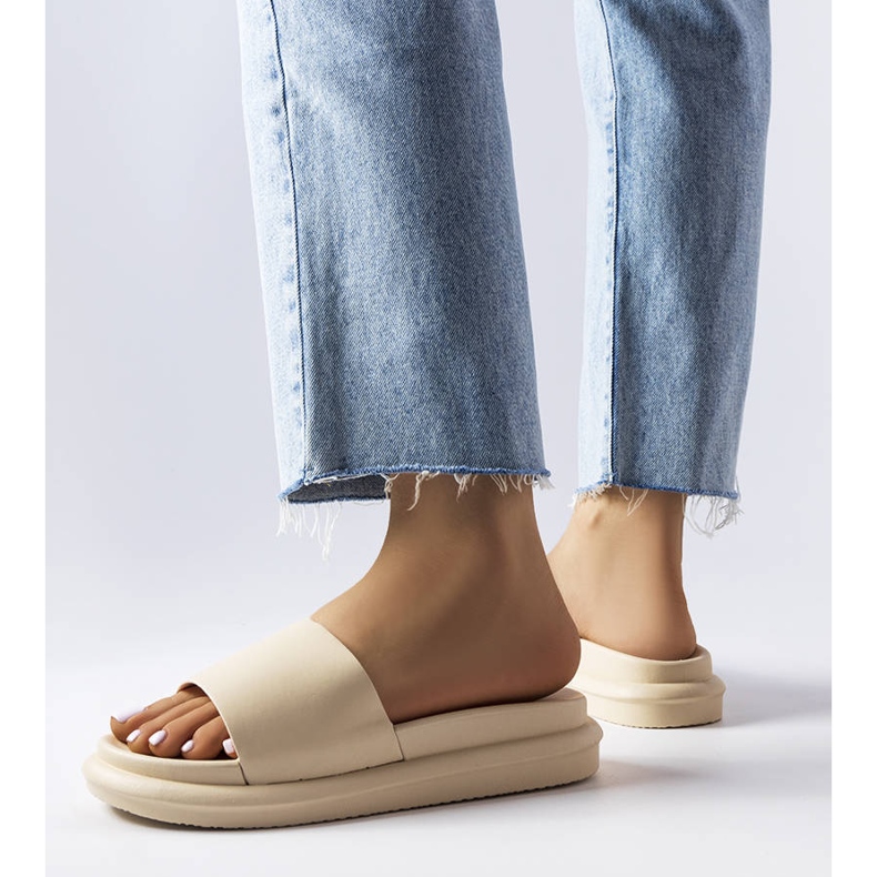 Chaussons beiges sur le quai 2