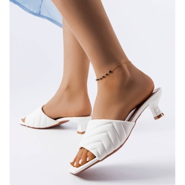 Tongs blanches à talons bas 1