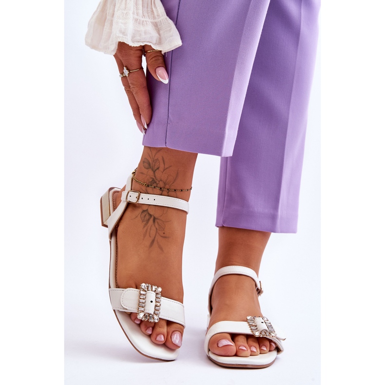 Sandales plates à talons dorés Mindley blanches 1