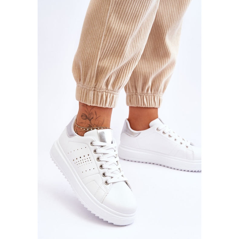 Chaussures de sport pour femmes blanches et argentées Be First! 2