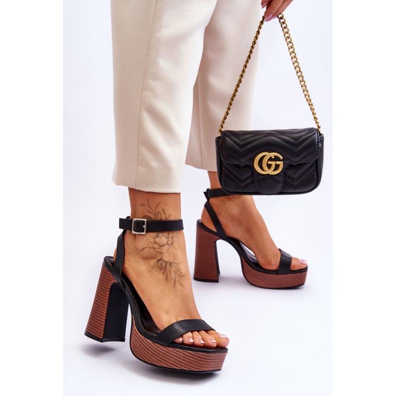Sandales en cuir sur une grosse plateforme Marina noire 2