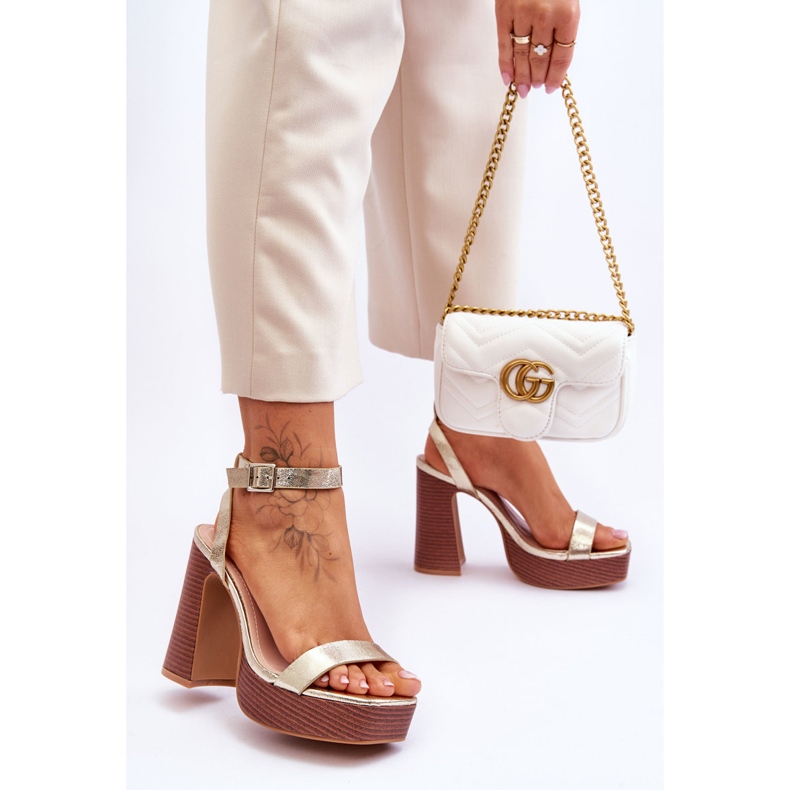 Sandales en cuir sur une plate-forme Marina dorée massive 2