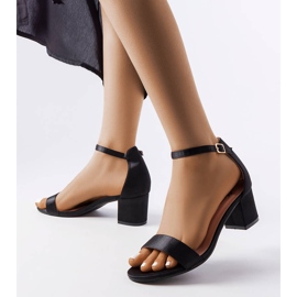 Sandales noires à petit talon de chez Bingamon 1