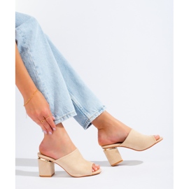 Mules Vinceza beiges sur le poteau 1