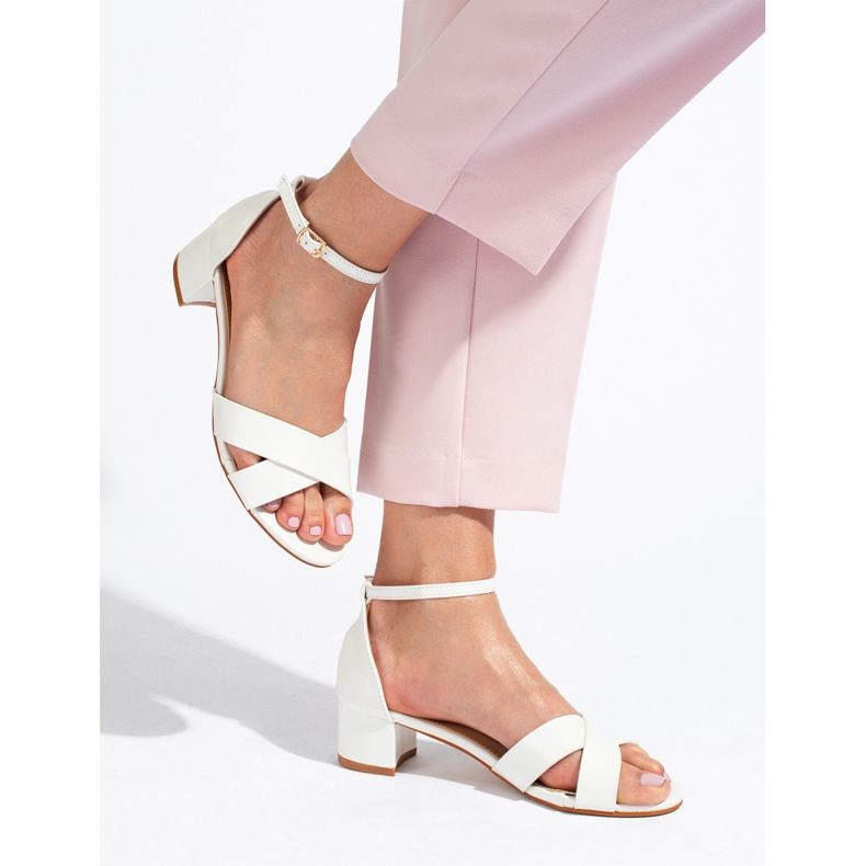 Sandales blanches élégantes à talons bas de Shelovet 1