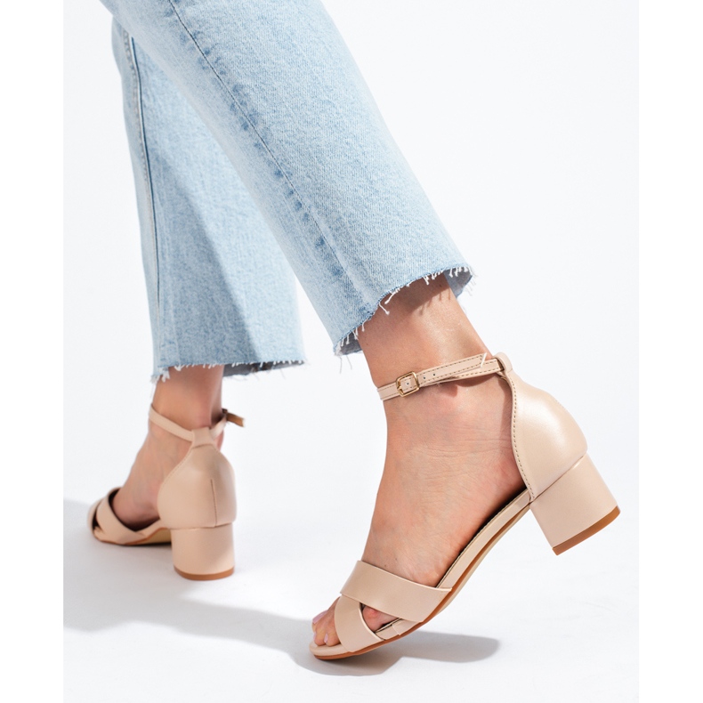 Sandales élégantes à talons bas beiges de Shelovet 1