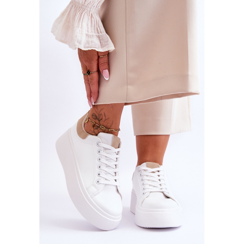 Chaussures De Sport Sur Une Plateforme Massive Blanche Et Beige Boneti 1 Chaussures De Sport Sur Une Plateforme Massive Blanche Et Beige Boneti 1