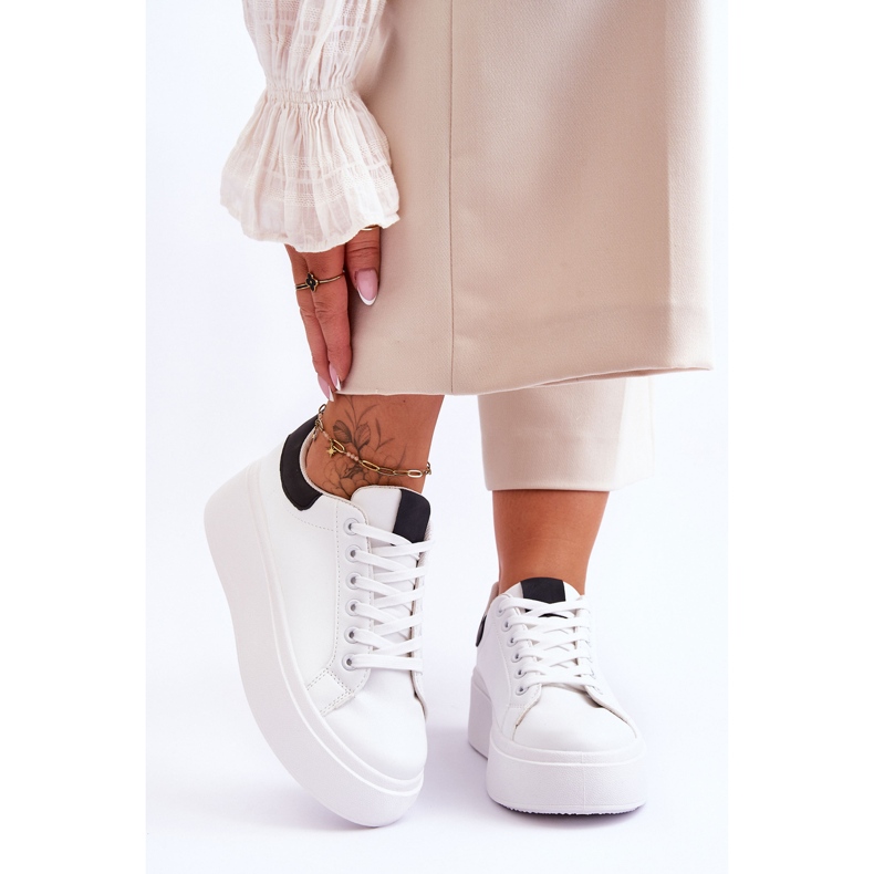 Chaussures De Sport Sur Une Plateforme Massive Blanche Et Noire Boneti 1 Chaussures De Sport Sur Une Plateforme Massive Blanche Et Noire Boneti 1