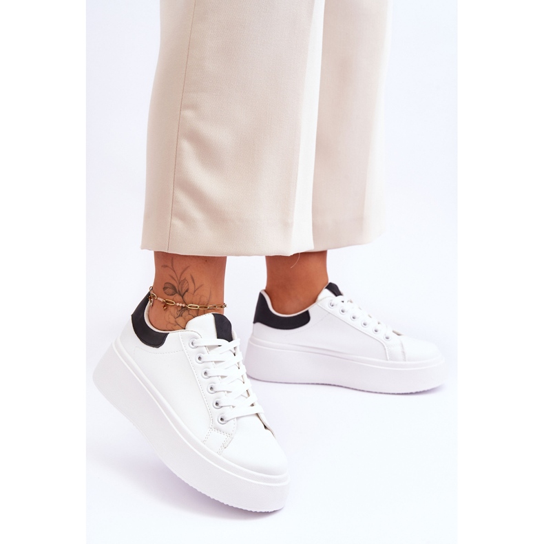 Chaussures De Sport Sur Une Plateforme Massive Blanche Et Noire Boneti 2 Chaussures De Sport Sur Une Plateforme Massive Blanche Et Noire Boneti 2