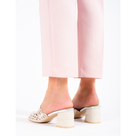 Mules ajourées beiges sur le poteau de Shelovet 1